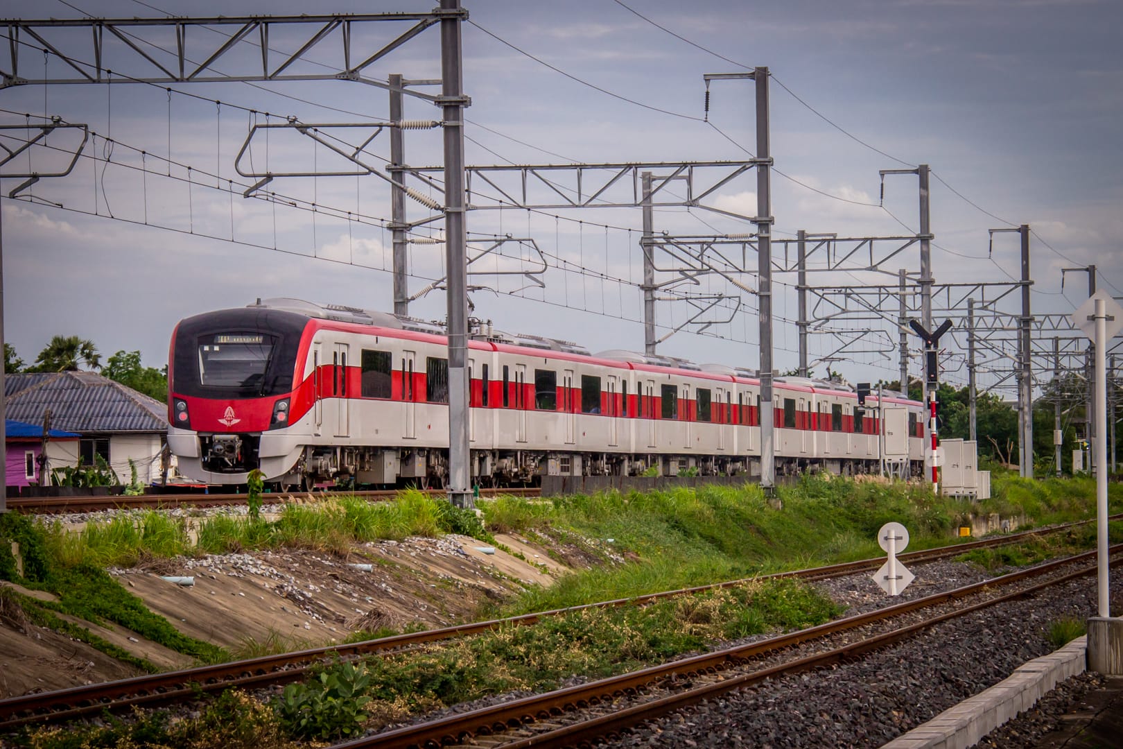 SRTRedline_รถไฟฟ้าสายสีแดงเข้ม แสนสิริ