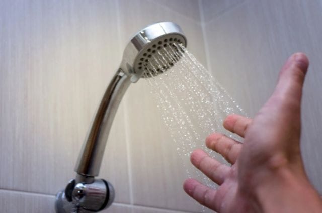 ฝักบัวอาบน้ำไหลช้า--ปัญหาสารพัดปัญหาเรื่องบ้าน ที่แก้ง่ายๆ ได้ด้วยตัวเอง